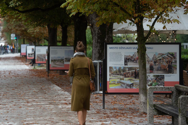 Fotografska razstava 20 let ETM na Krakovskem nasipu. Foto: A. Petkovšek