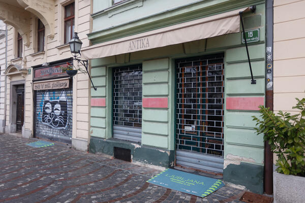 Klančina pred enim od lokalov.
