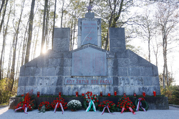 Polaganje vencev pri spomeniku v Kozlerjevi gosci. Foto: N. Rovan