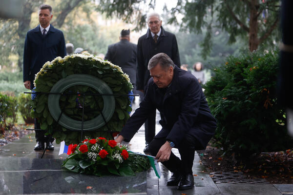 Polaganje venca pri Grobnici narodnih herojev. Foto: N. Rovan