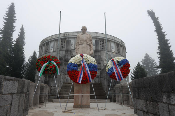 Polaganje vencev pri Kostnici. Foto: N. Rovan