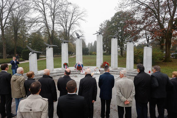 Polaganje vencev pri spomeniku padlim ruskim in sovjetskim vojakom. Foto:N.Rovan