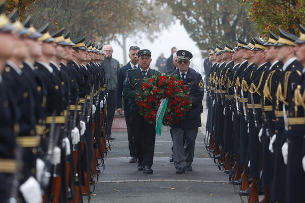 Polaganje vencev pri spomeniku vojne za Slovenijo 91. Foto: N. Rovan