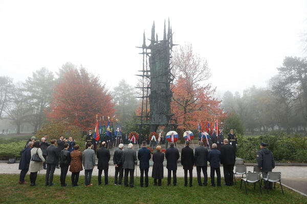 Polaganje vencev v spominskem park padlih borcev in talcev. Foto: N. Rovan