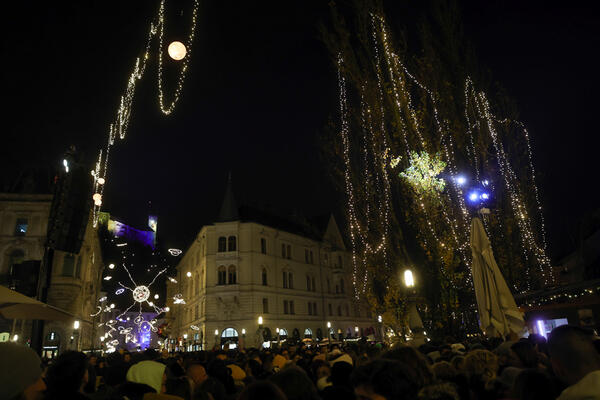 20221125 prizig praznicnih luci nrovan 004