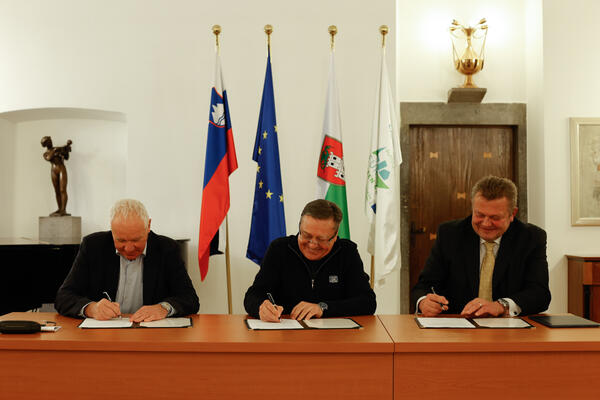 Podpis sporazuma. Foto: N. Rovan