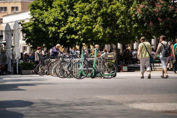 Kolesarska stojala na Tržnici. Foto: Nino Kolarev