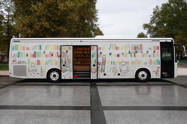 Novi bibliobus na Kongresnem trgu.