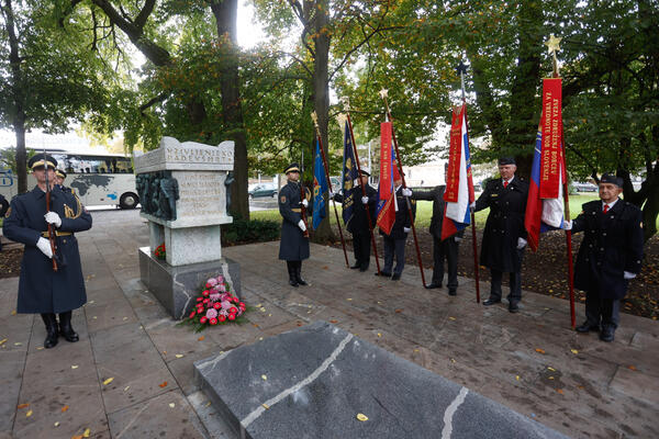 polaganje vencev pri Grobnici narodnih herojev. Foto: N. Rovan
