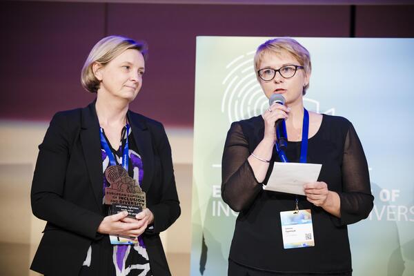 Špela Veselič and Simona Topolinjak upon receiving the award. Photo: European Co