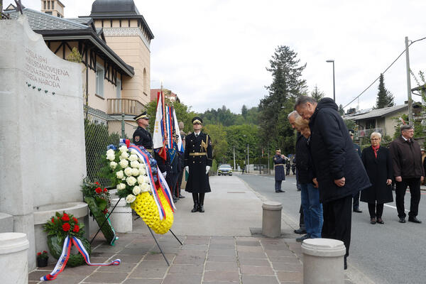 Polaganje vencev k spomeniku OF pred Vidmarjevo vilo. Foto: N. Rovan