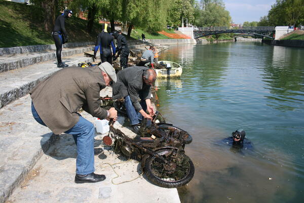 The traditional cleaning of the Ljubljanica River. Photo: N. Ramovš