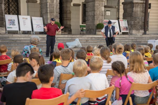 Detektiv in zmaj gledalisce LPP v mestu za otroke Doris Kordic