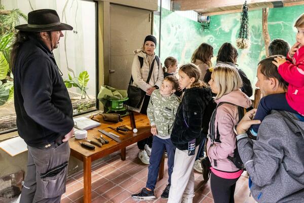 Delo oskrbnikov v ZOO Ljubljana. Foto: ZOO Ljubljana