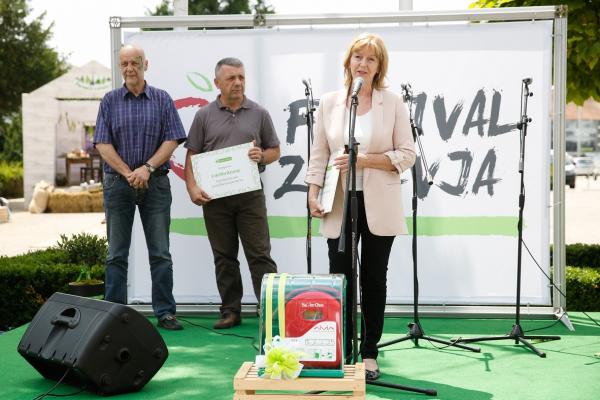 Lekarna Ljubljana je LPP in Mestni knjižnici Ljubljana podarila defibrilatorje