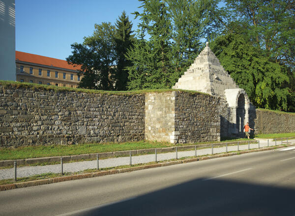 Plečnikova piramida in Rimski zid. Foto: arhiv MOL