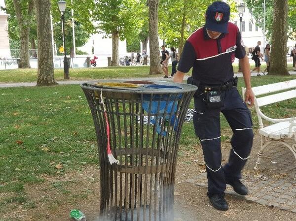 Gašenje koša za smeti na Kongresnem trgu, 20. junij. Foto: arhiv MOL