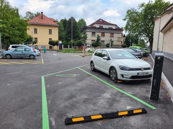 Električne polnilnice na Trgu MDB. Foto: Vita Kontić Bezjak