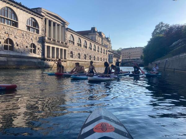 Udeleženci tečaja na supih na Ljubljanici