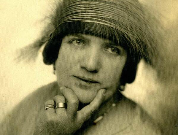 Foto Tonka Portret Roze Krapes v plesni toaleti Rogaska Slatina ok. 1930 izrez orig. 22 x 165 cm Mestni muzej Ljubljana MGML
