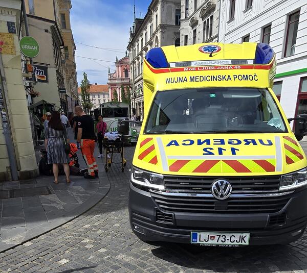 Pomoč pred Mestno hišo. Foto: arhiv MOL