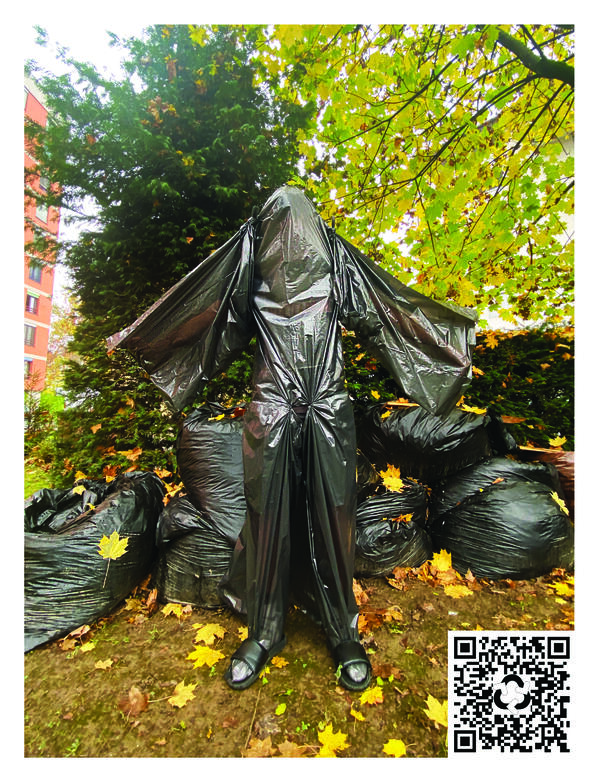 oseba, oblečena v vrečo za smeti