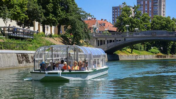 Ladjica na Ljubljanici. Foto: Dunja Wedam, Turizem Ljubljana