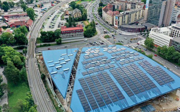 Sončna elektrarna na strehi Športnega centra Ilirija. Foto: arhiv MOL