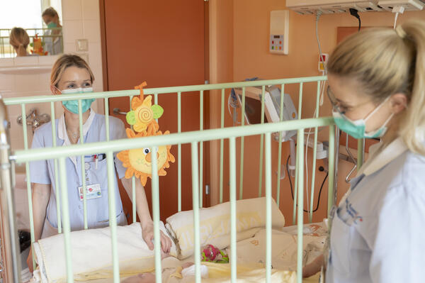 Sestri na Pediatrični kliniki. Foto: Nik Erik Neubauer