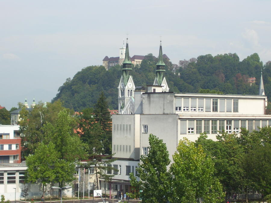pogled na trnovsko cerkev