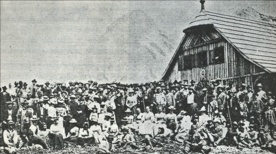 Češka koča ob odprtju leta 1900 