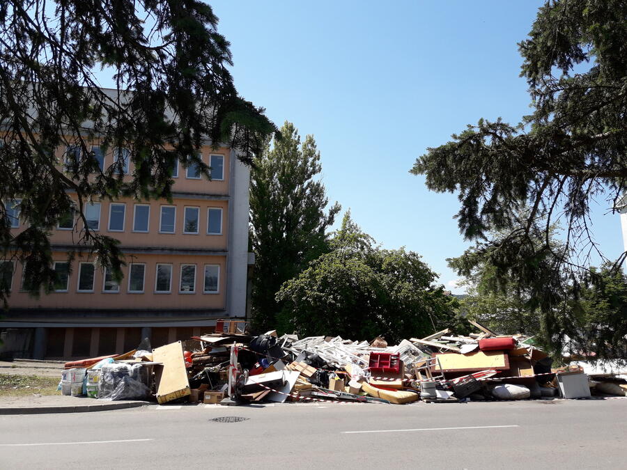 S črnega odlagališča na Vevški poti smo odpeljali preko 100 m3 komunalnih odpadkov.