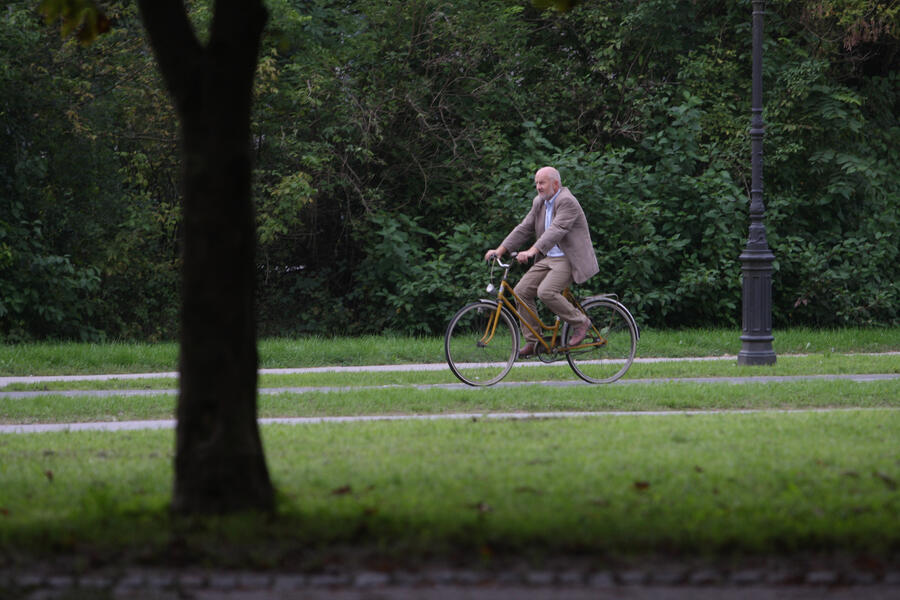 starejši kolesar vozi skozi Tivoli
