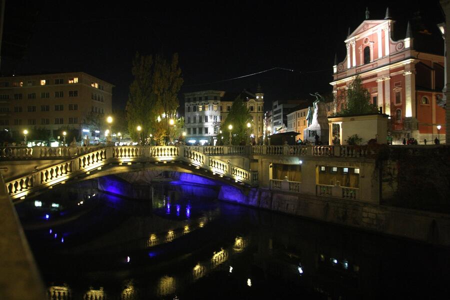 151024 modro osvetljena grad in tromostovje ob svetovnem dnevi OZN nrovan 2