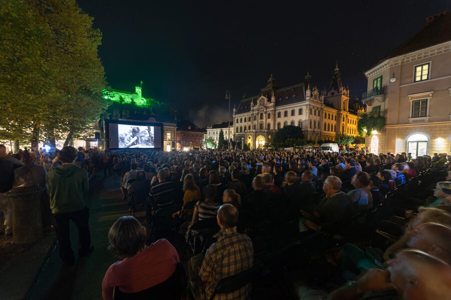 Letni kino na Kongresnem trgu 