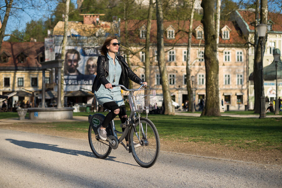 kolesarka na biciklju se pelje čez park Zvezda
