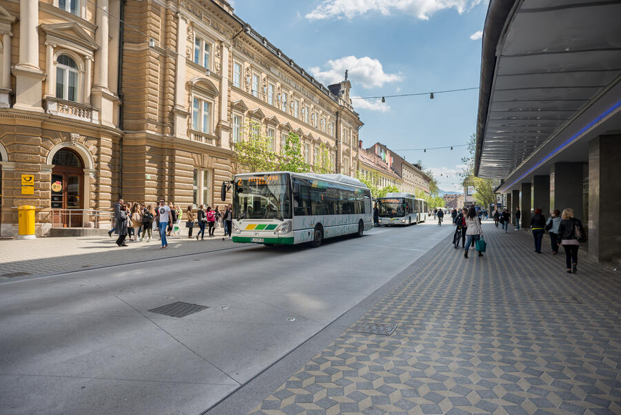 Eden vidnejših ukrepov za vzpostavitev kakovostnega javnega prostora v središču mesta je preureditev dela glavne prometnice – Slovenske ceste – v območje, namenjeno pešcem, kolesarjem in uporabnikom mestnih avtobusov. Foto: Doris Kordić