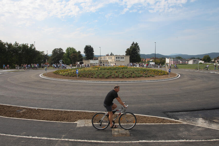 Prenovljena Zaloška cesta s krožiščem v Kašlju. Foto: Nik Rovan