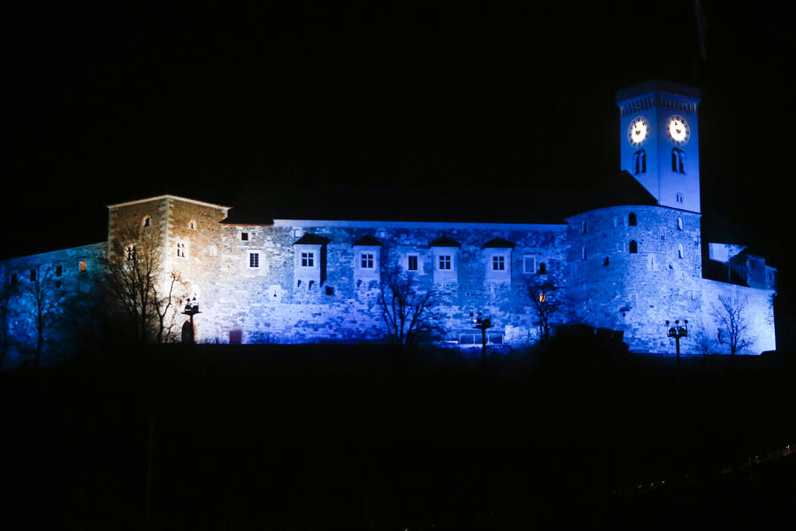 grad osvetljen modro