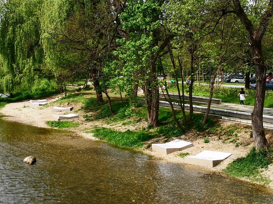 ležalniki na plaži Muste