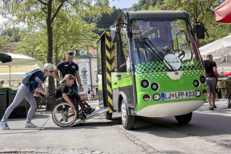 moški na invalidskem vozičku vstopa v Kavalirja