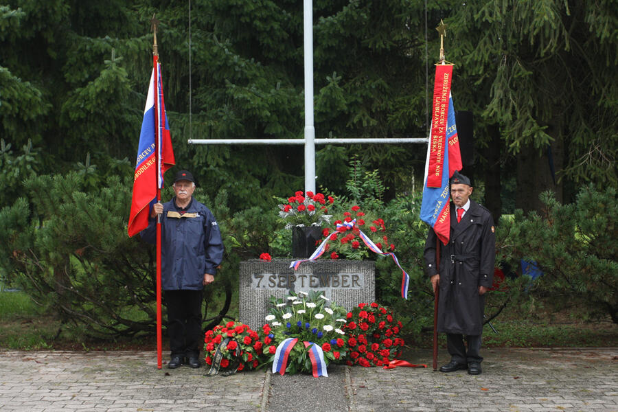 spomenik v parku 7. september