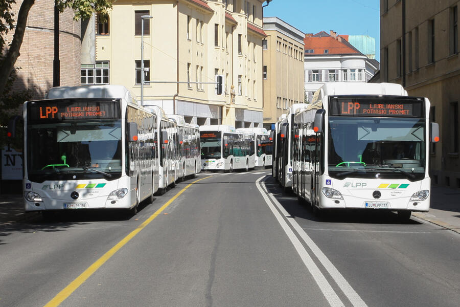 dva avtobusa na Slovenski cesti
