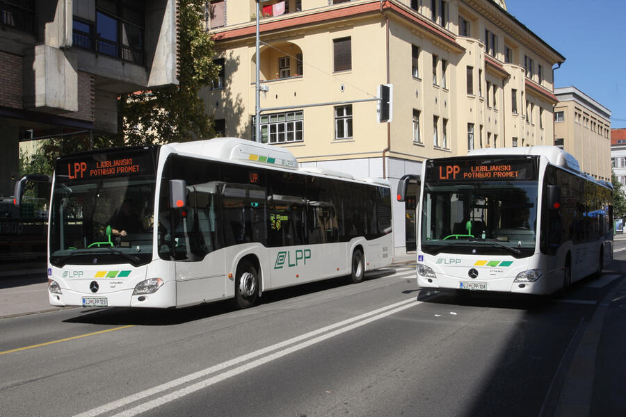 dva avtobusa