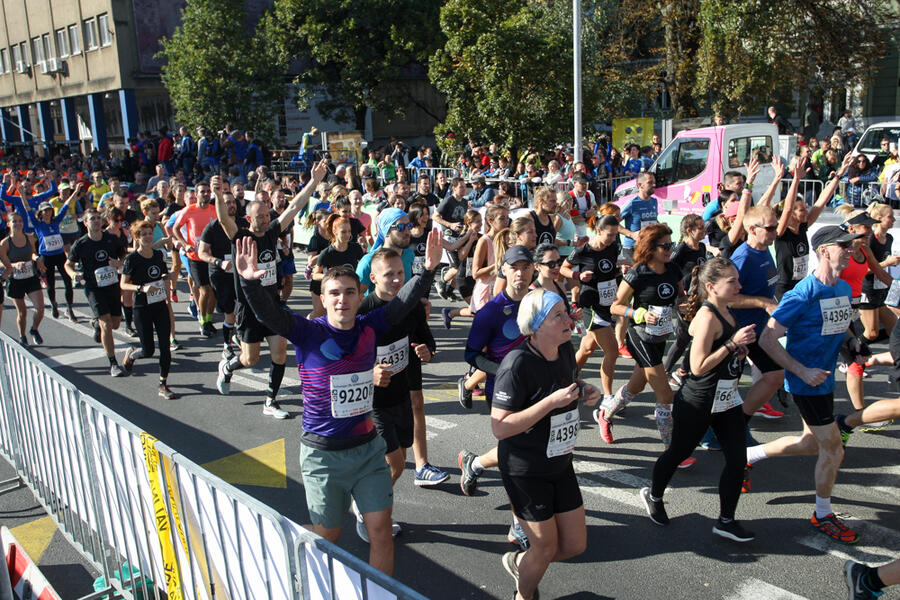 množica tekačev na startu maratona
