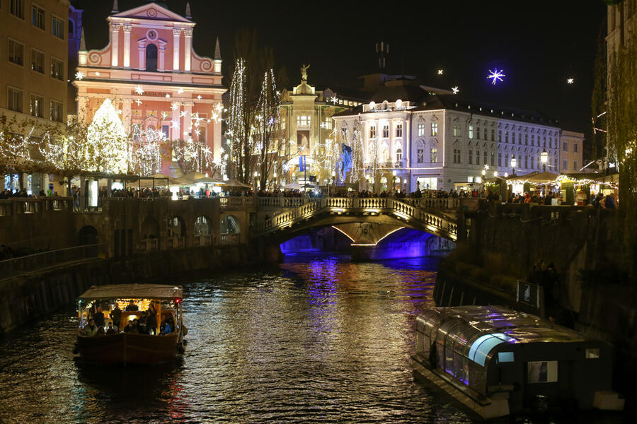 pogled na praznično osvetljeno Ljubljano z Ljubljanice