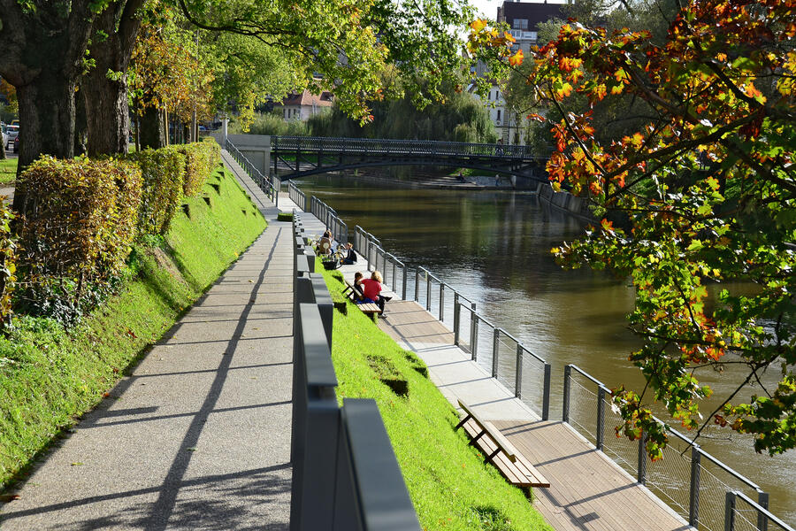 Nabrežje Ljubljanice na Bregu smo celovito preuredili v letu 2010 in omogočili neoviran dostop do reke. Foto: Dunja Wedam