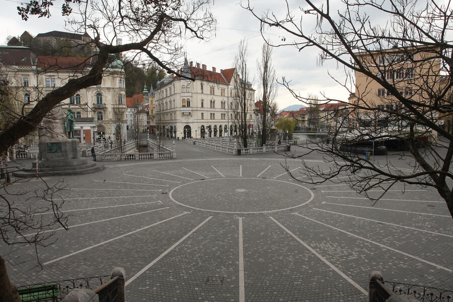 pogled na prazen Prešernov trg