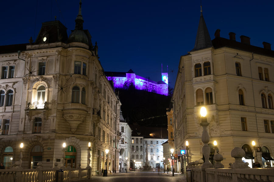grad osvetljen z vijolično barvo