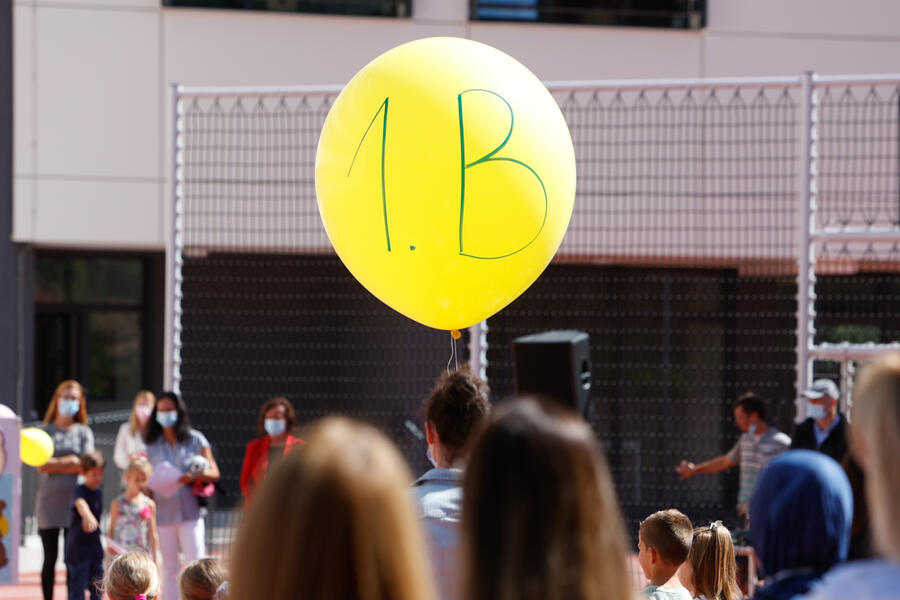 rumen balon z napisom 1.b